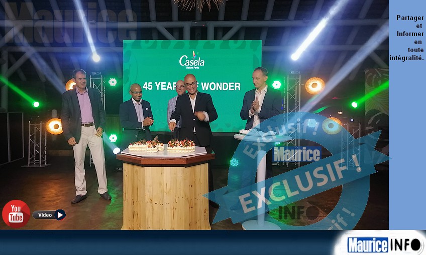 Thierry Arekion heureux de couper le gateau d'anniversaire avec les cadres du Groupe Médine